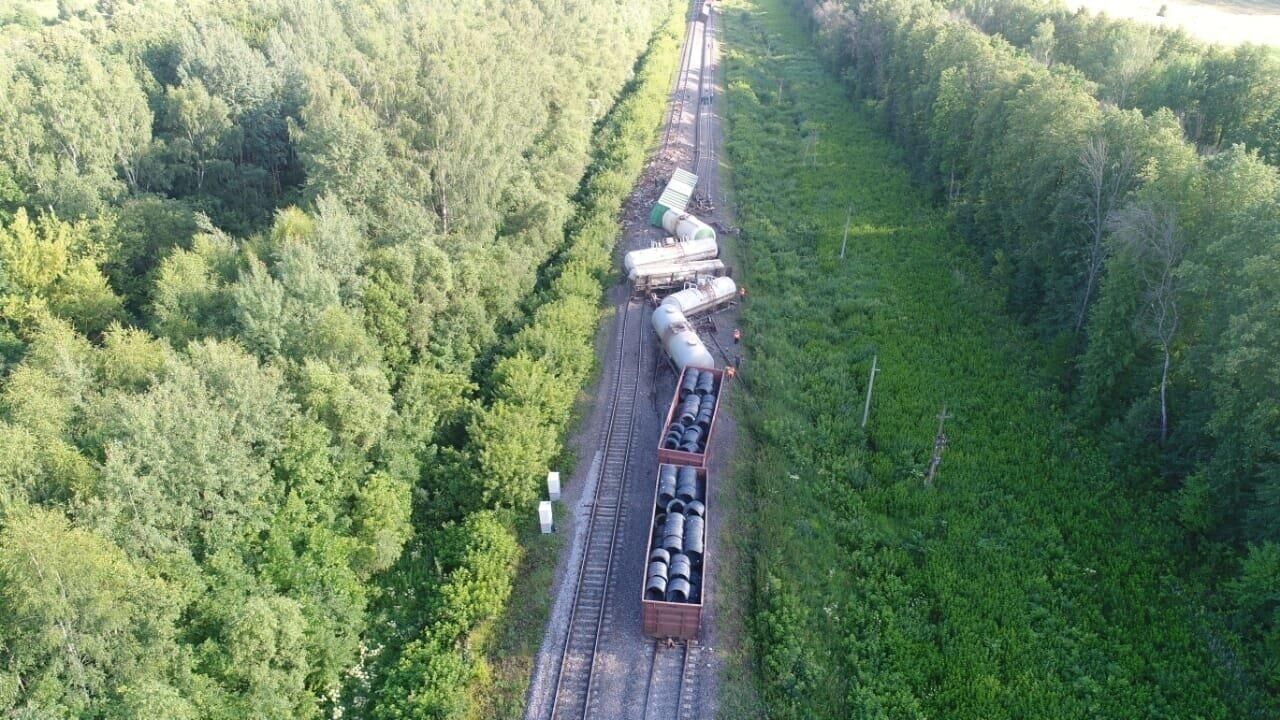 На месте схода 12 вагонов грузового состава - РИА Новости, 1920, 24.07.2022