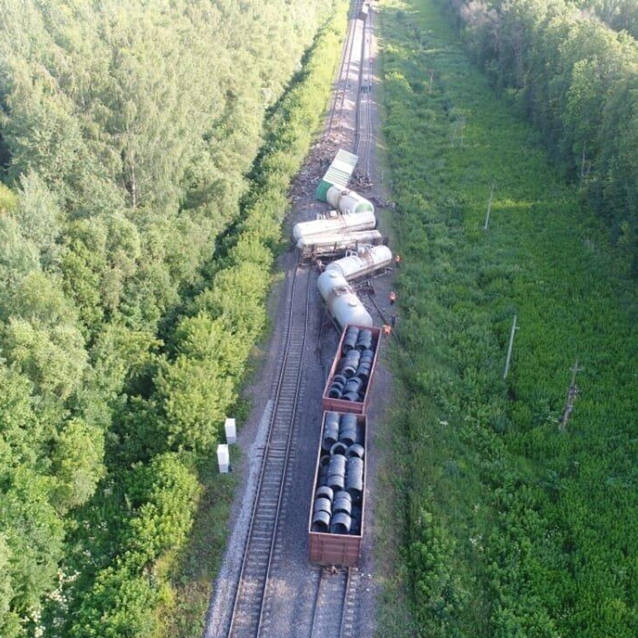 В Тульской области грузовой поезд сошел с рельсов, один человек погиб - РИА  Новости, 17.07.2022