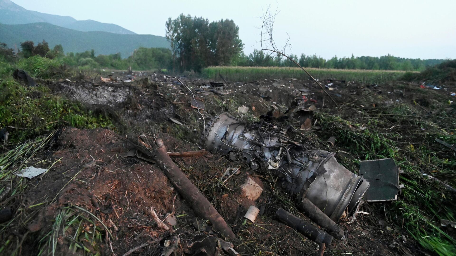Обломки украинского военно-транспортного самолета Ан-12, разбившегося на севере Греции - РИА Новости, 1920, 17.07.2022