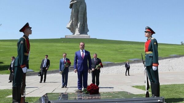 Дмитрий Медведев возложил цветы к могиле Маршала Советского Союза Чуйкова на Мамаевом кургане