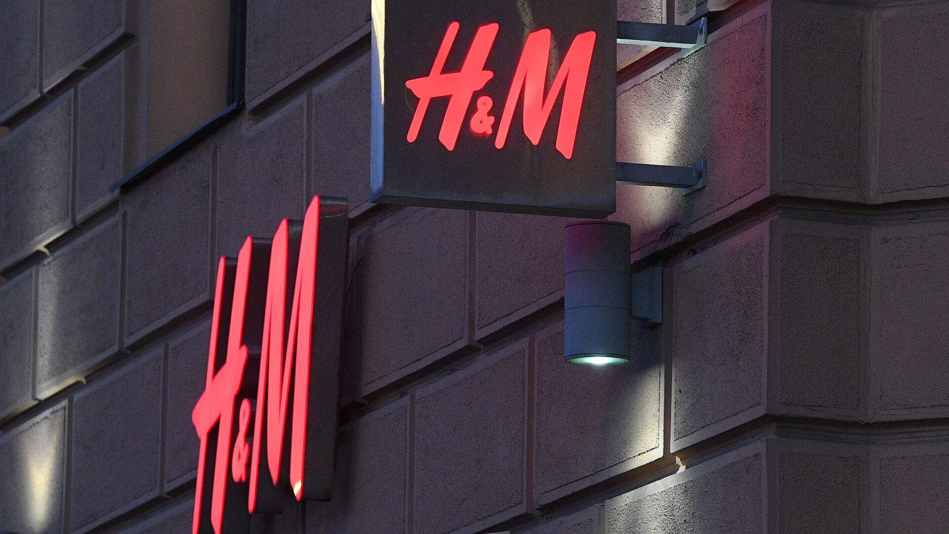 Логотип магазина одежды H&M на Тверской улице в Москве - РИА Новости, 1920, 01.08.2022