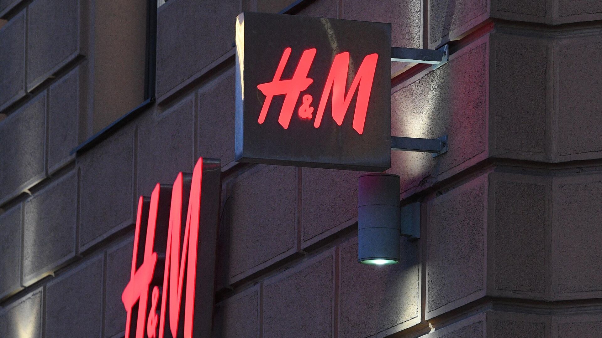 Логотип магазина одежды H&M на Тверской улице в Москве - РИА Новости, 1920, 25.10.2022