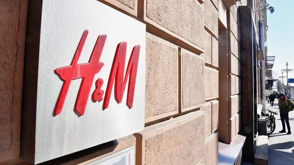 Вывеска магазина H&M на Тверской улице в Москве