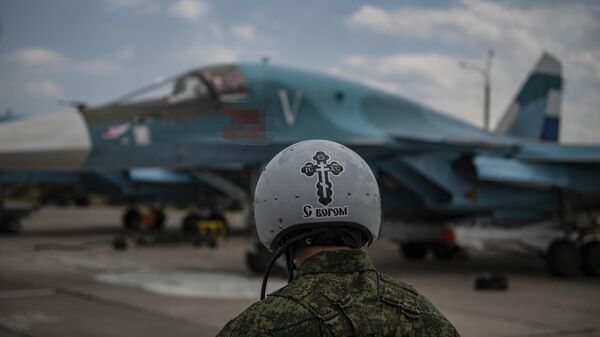 Пилот истребителя-бомбардировщика Су-34 ВКС РФ на аэродроме в зоне проведения спецоперации