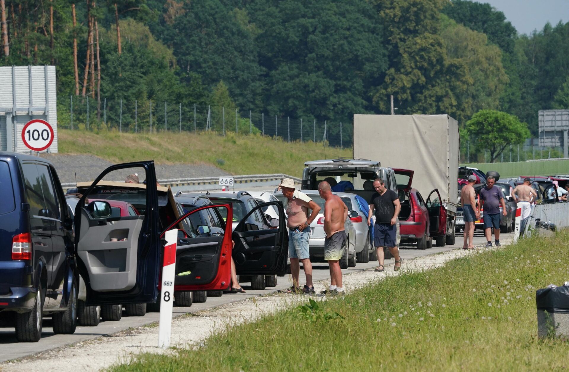 Очередь из автомобилей на границе Польши и Украины. Июль 2022  - РИА Новости, 1920, 18.07.2022