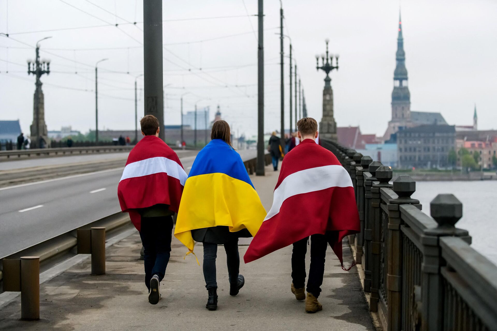Молодые люди с флагами Латвии и Украины на плечах в Риге  - РИА Новости, 1920, 18.07.2022