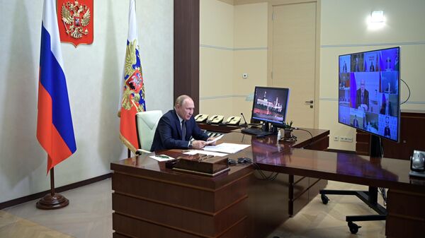Президент России Владимир Путин проводит заседание Совета при Президенте Российской Федерации по стратегическому развитию и национальным проектам в режиме видеоконференции