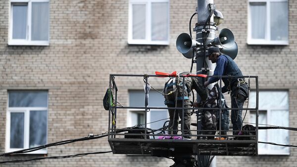 Рабочие проверяют исправность системы оповещения населения в Москве