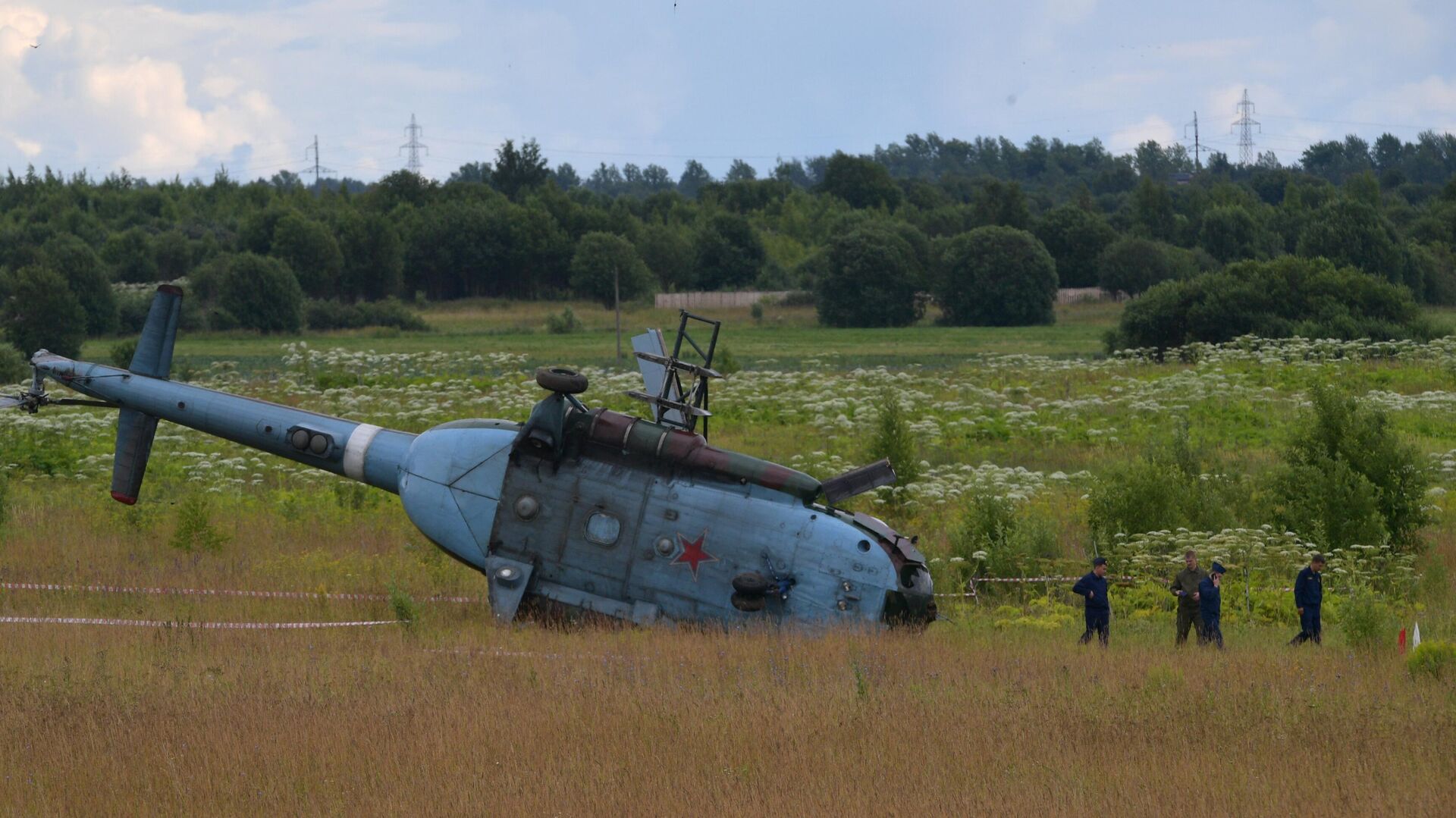 Вертолет Ми-8, совершивший жесткую посадку во время учебно-тренировочного полета под Гатчиной. 18 июля 2022 - РИА Новости, 1920, 18.07.2022