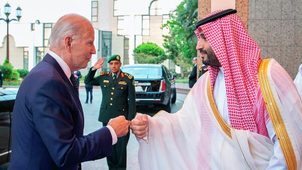 Наследный принц Саудовской Аравии Мухаммед ибн Салман Аль Сауд и президент США Джо Байден во время встречи во дворце Аль-Салам в Джидде