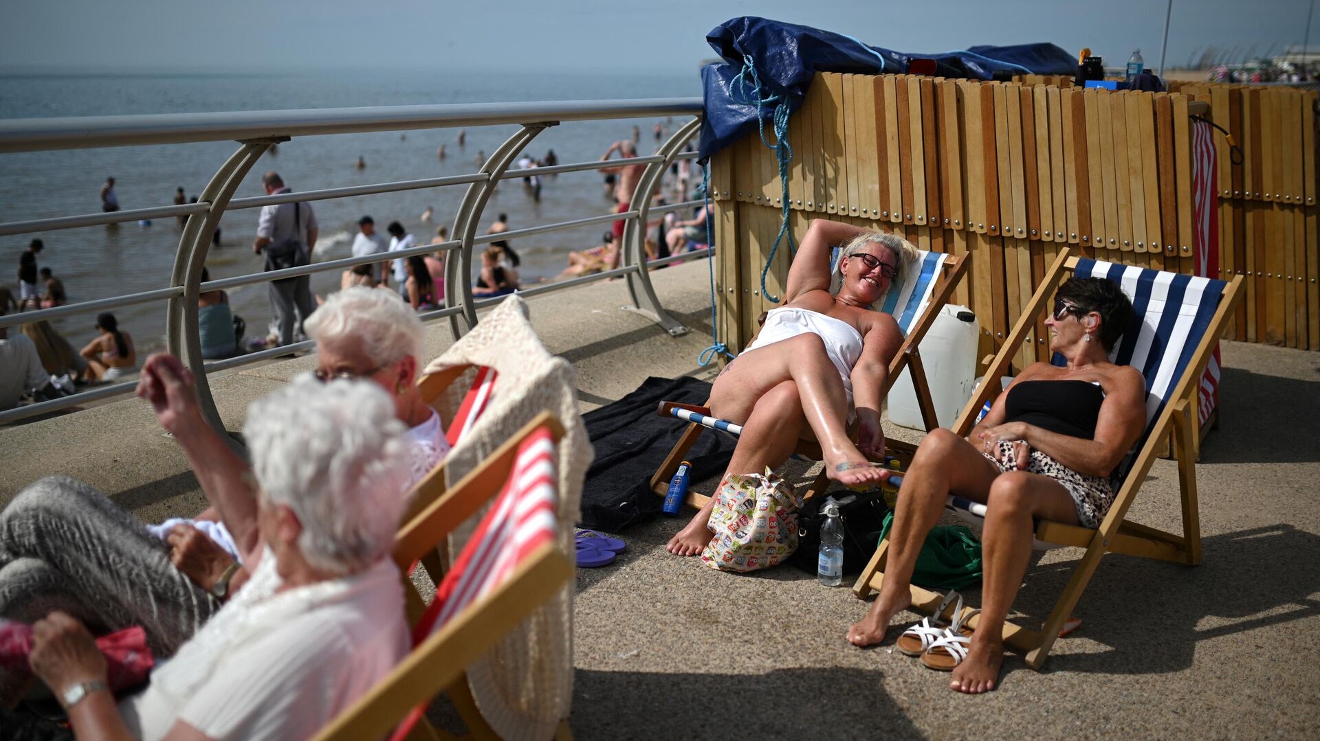 Женщины отдыхают у моря в жаркую погоду в Великобритании  - РИА Новости, 1920, 19.07.2022