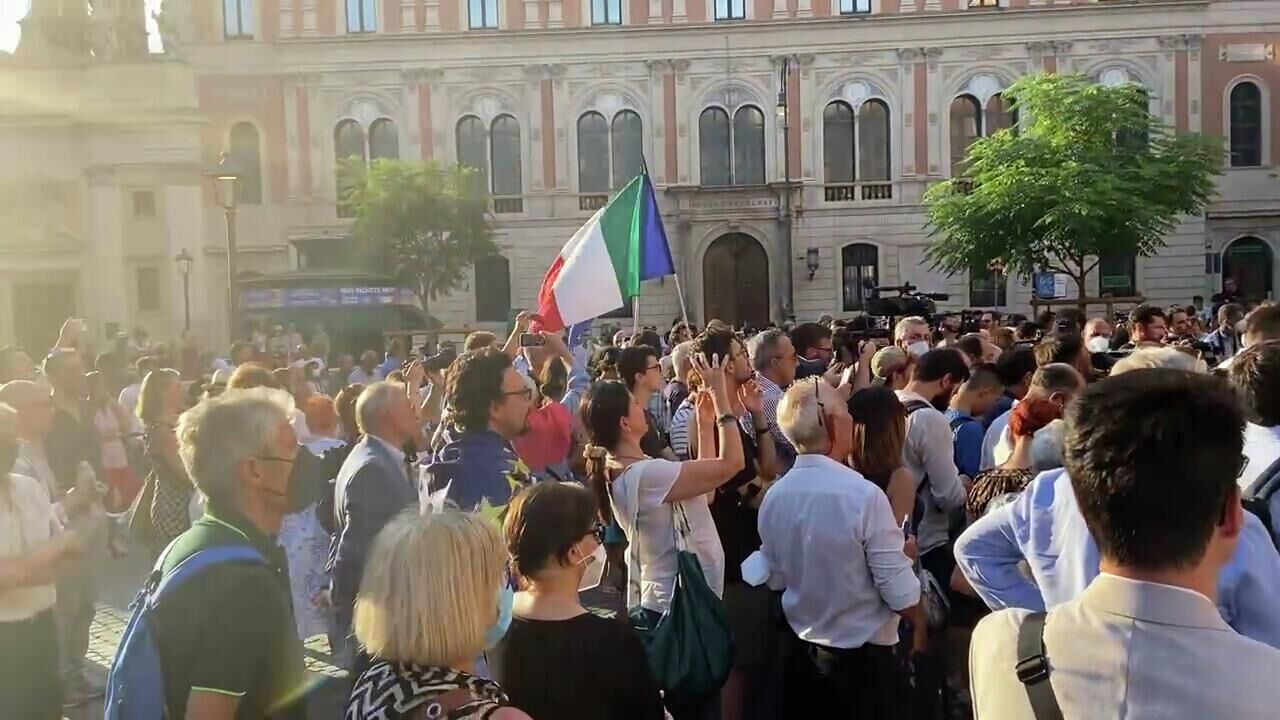 Митинг в центре Рима: итальянцы просят Драги не уходить в отставку - РИА Новости, 1920, 18.07.2022