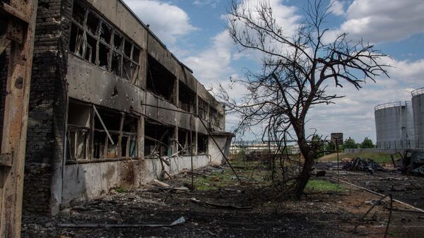 Разрушенные здания на территории Пологовского маслоэкстракционного завода в Запорожской области
