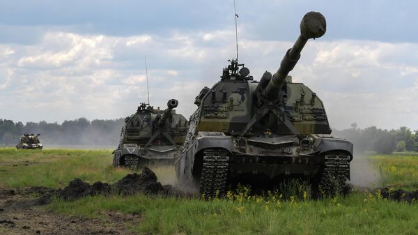 Самоходные артиллерийские установки 2С19 Мста-С на марше в зоне СВО