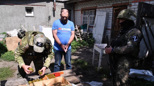 Бойцы отдельного батальона МВД ЛНР изучают боеприпасы, обнаруженные в схроне задержанного жителя Харьковской области