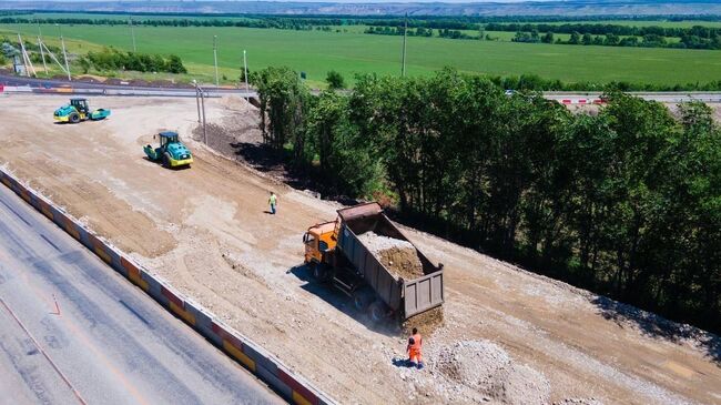 Дорожные работы по расширению трассы в Карачаево-Черкесской республике