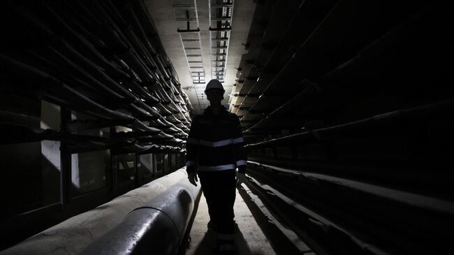 Сотрудник организации Москоллектор РЭК-1 осматривает коммуникации коллекторного комплекса, расположенного под парком Зарядье в Москве