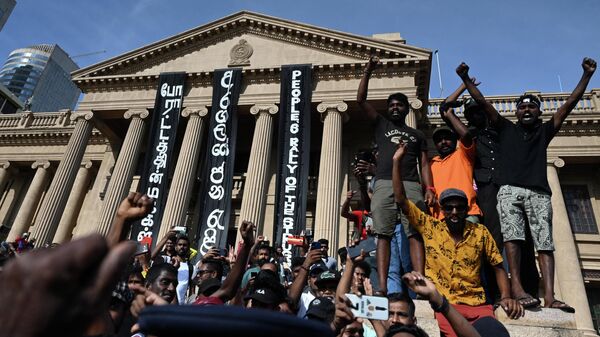 Протестующие возле президентского дворца в Коломбо на Шри-Ланке
