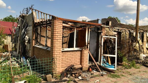 Разрушенный жилой дом в поселке Камышеваха в ЛНР 