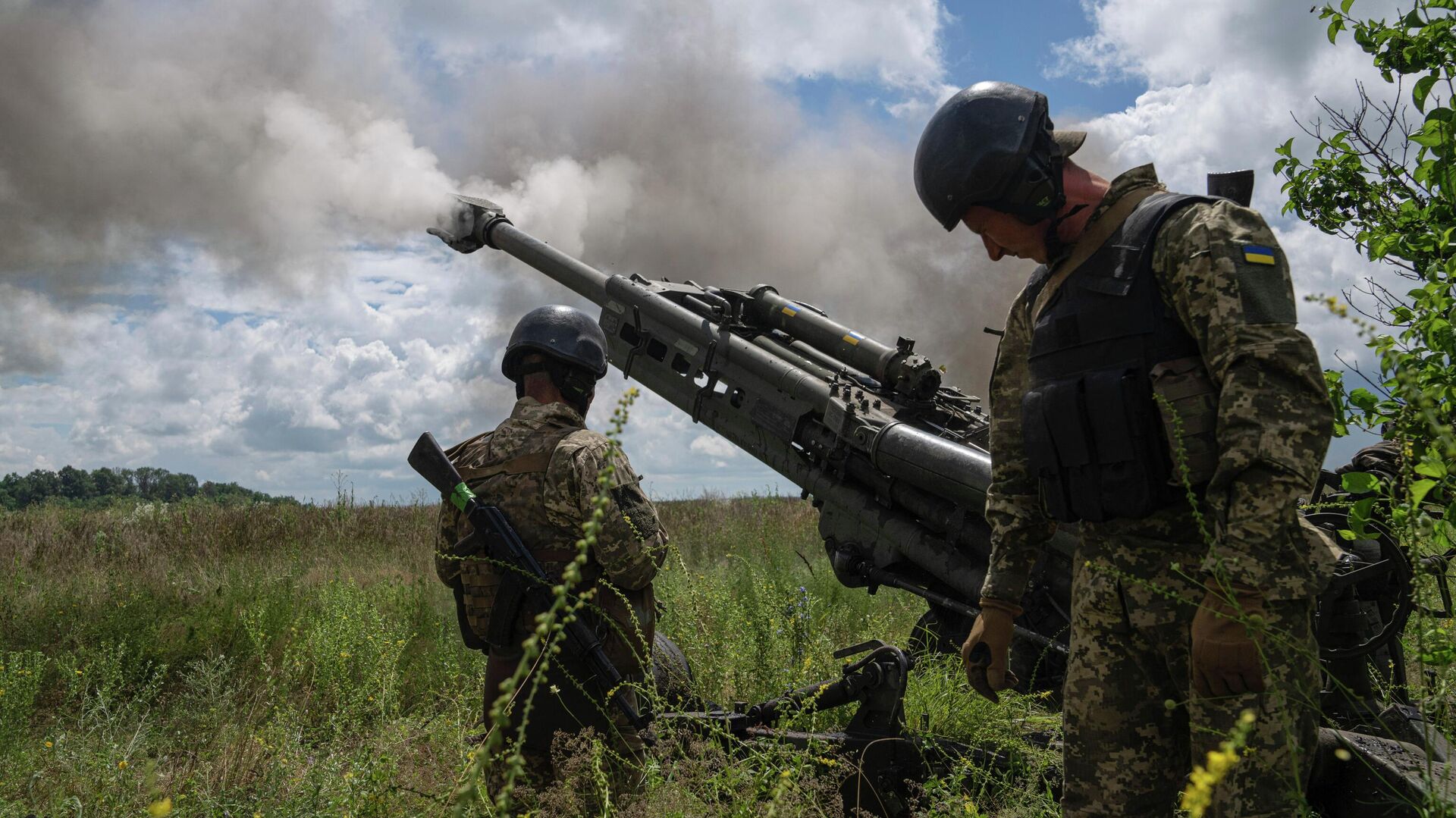 Украинские военнослужащие ведут огонь из гаубицы M777 - РИА Новости, 1920, 13.08.2022