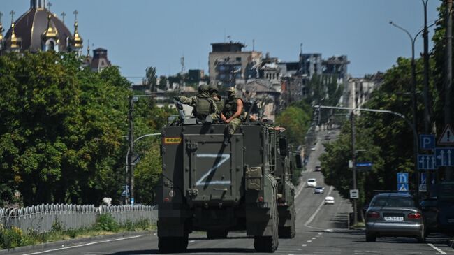 Военнослужащие НМ ДНР на одной из улиц в Мариуполе