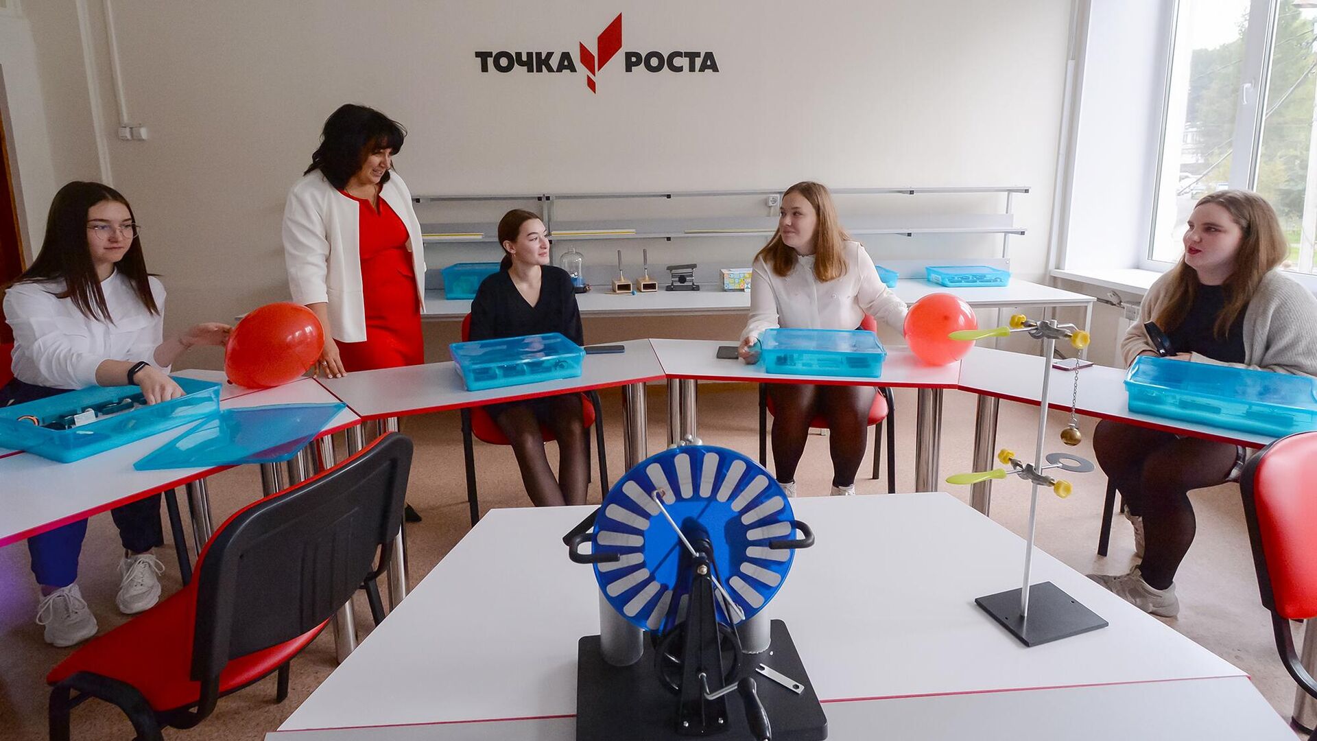 Школьницы знакомятся с новым лабораторным оборудованием в кабинете, укомплектованным по федеральной программе Точка роста - РИА Новости, 1920, 19.07.2022