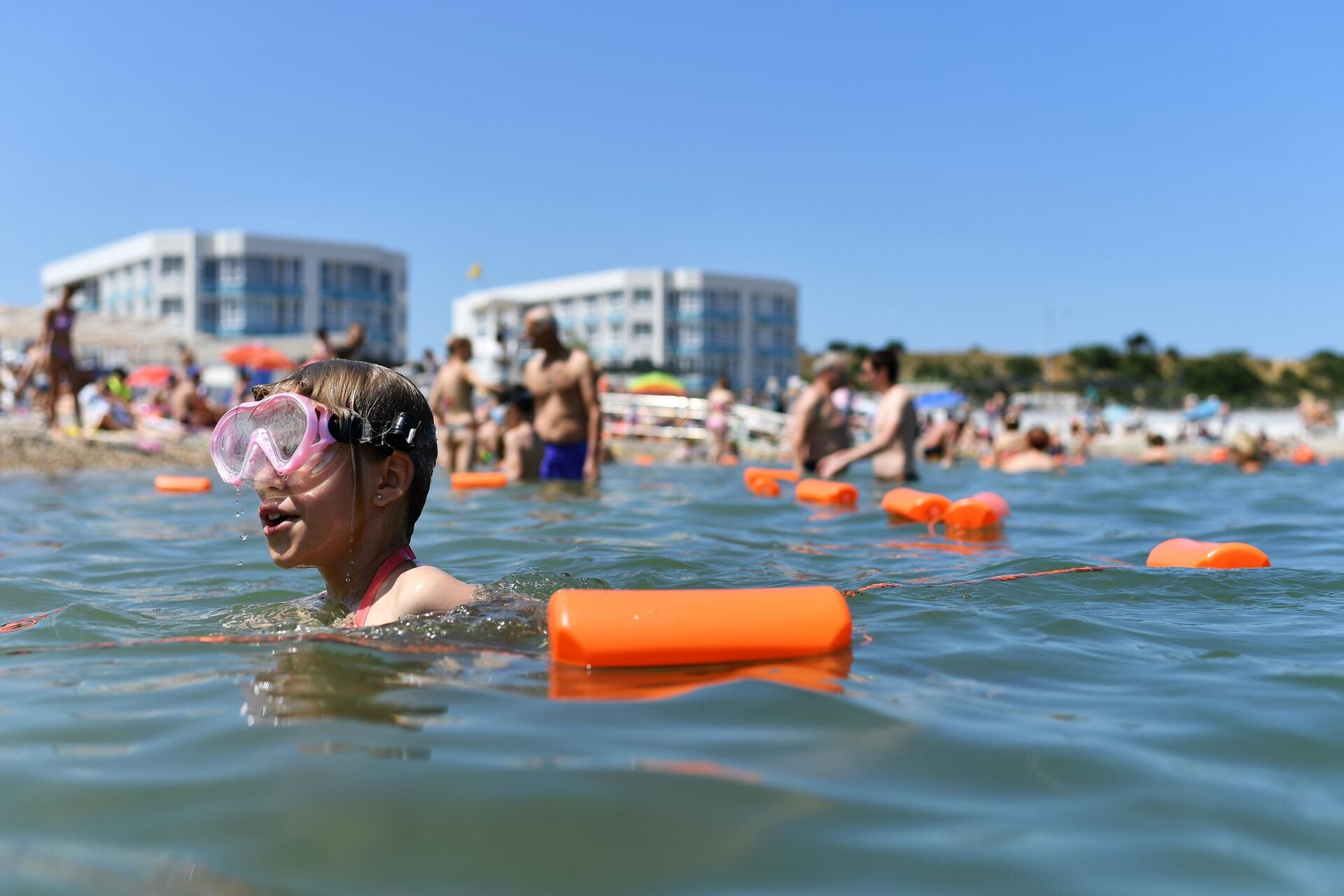 Отдыхающие купаются в Черном море возле пляжа Солдатский в Севастополе в Крыму - РИА Новости, 1920, 21.07.2022