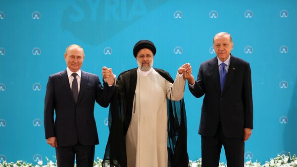 Президент РФ Владимир Путин, президент Ирана Эбрахим Раиси и президент Турции Реджеп Тайип Эрдоган в Тегеране