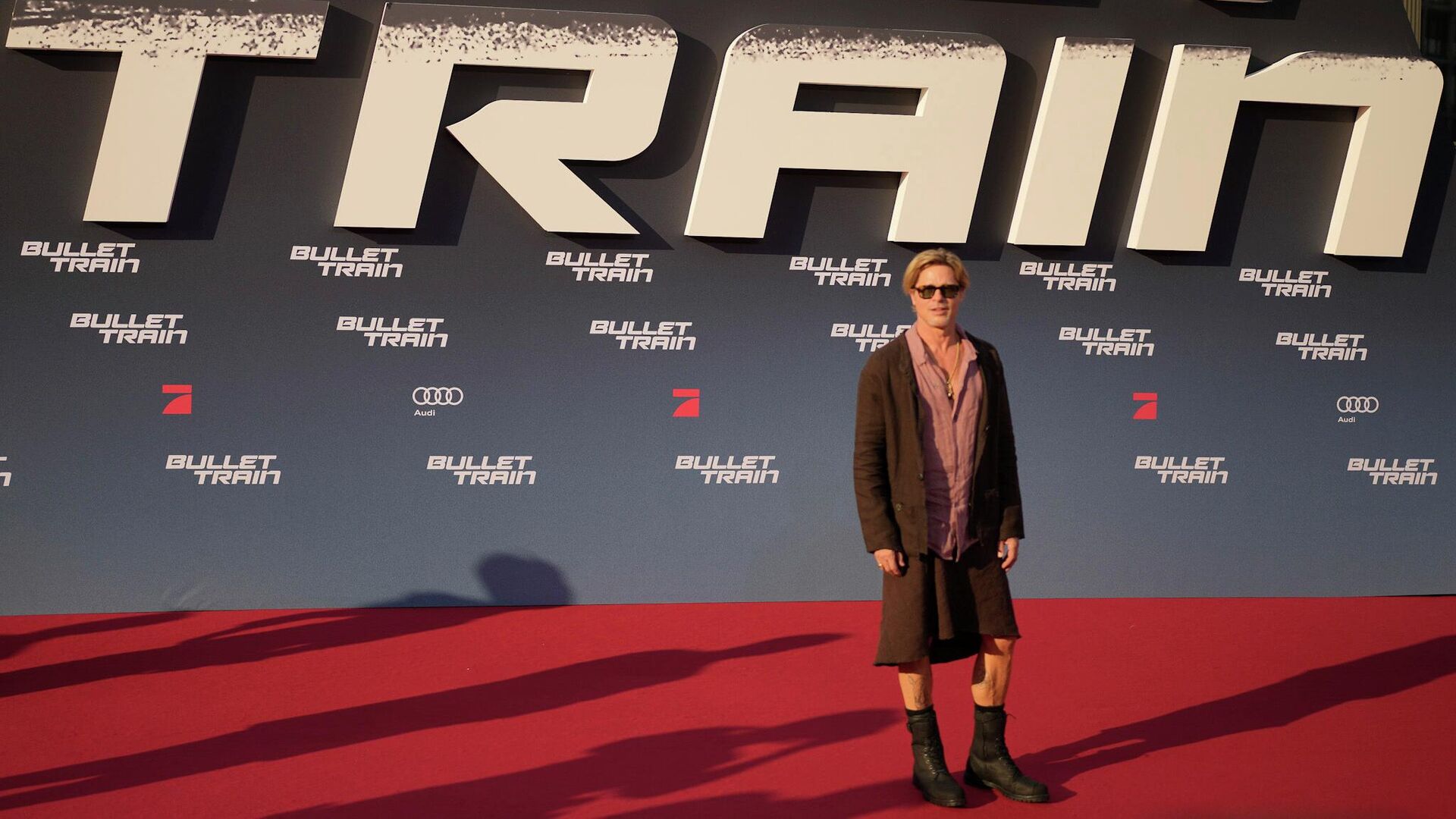 Брэд Питт объяснил, зачем надел юбку на премьеру фильма - РИА Новости,  21.07.2022