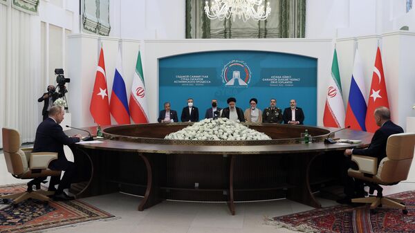 Президент РФ Владимир Путин, президент Ирана Эбрахим Раиси и президент Турции Реджеп Тайип Эрдоган