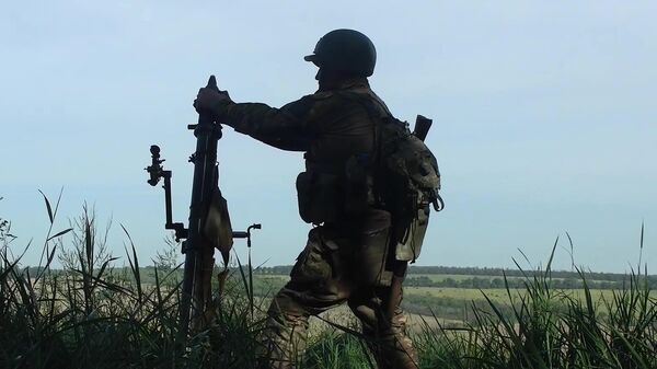 Минометный расчет ВДВ ВС РФ работает в зоне проведения специальной военной операции на Украине. Скриншот видео