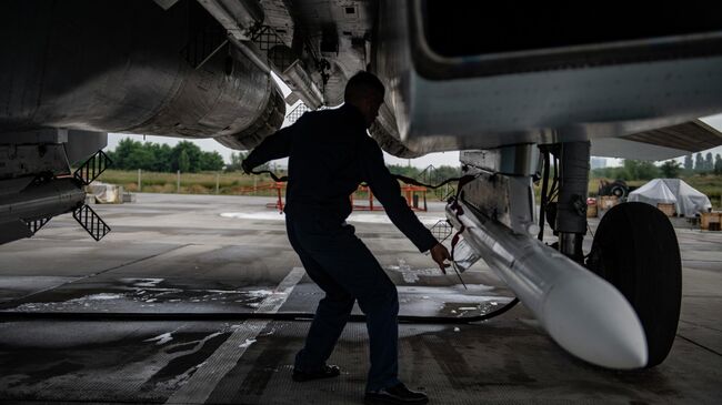 Техник осматривает многоцелевой истребитель Су-35 ВКС России на аэродроме базирования истребителей ВКС России, задействованных в специальной военной операции