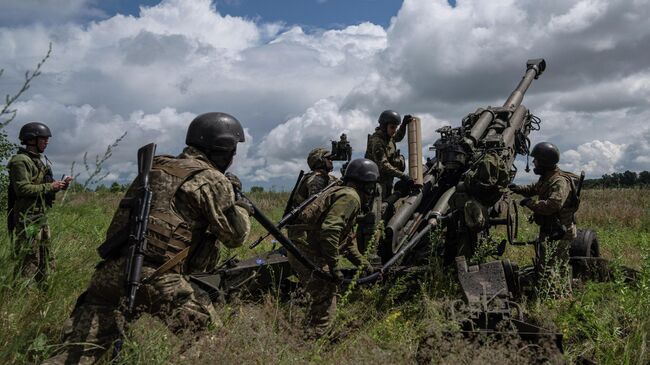 Украинские военнослужащие ведут огонь