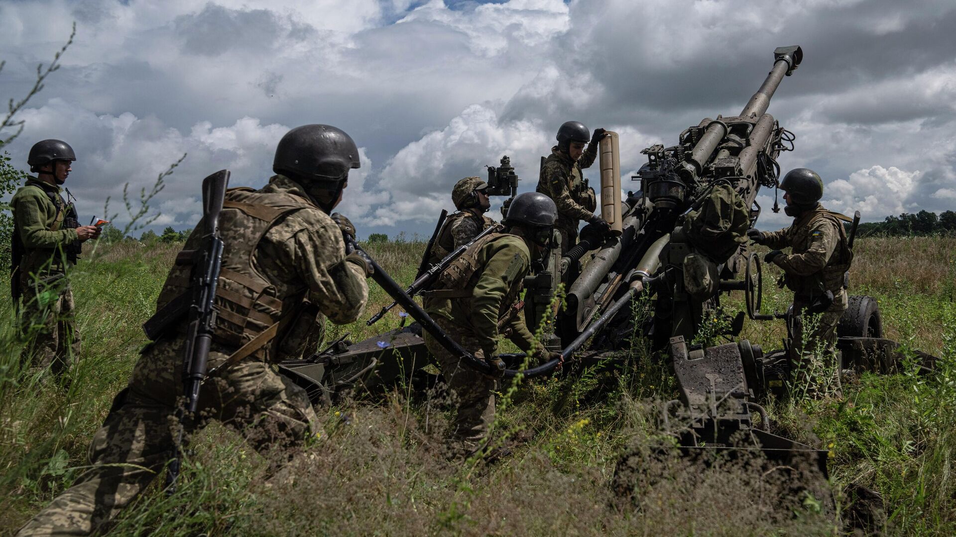 Украинские военнослужащие ведут огонь из гаубицы M777 - РИА Новости, 1920, 18.08.2022