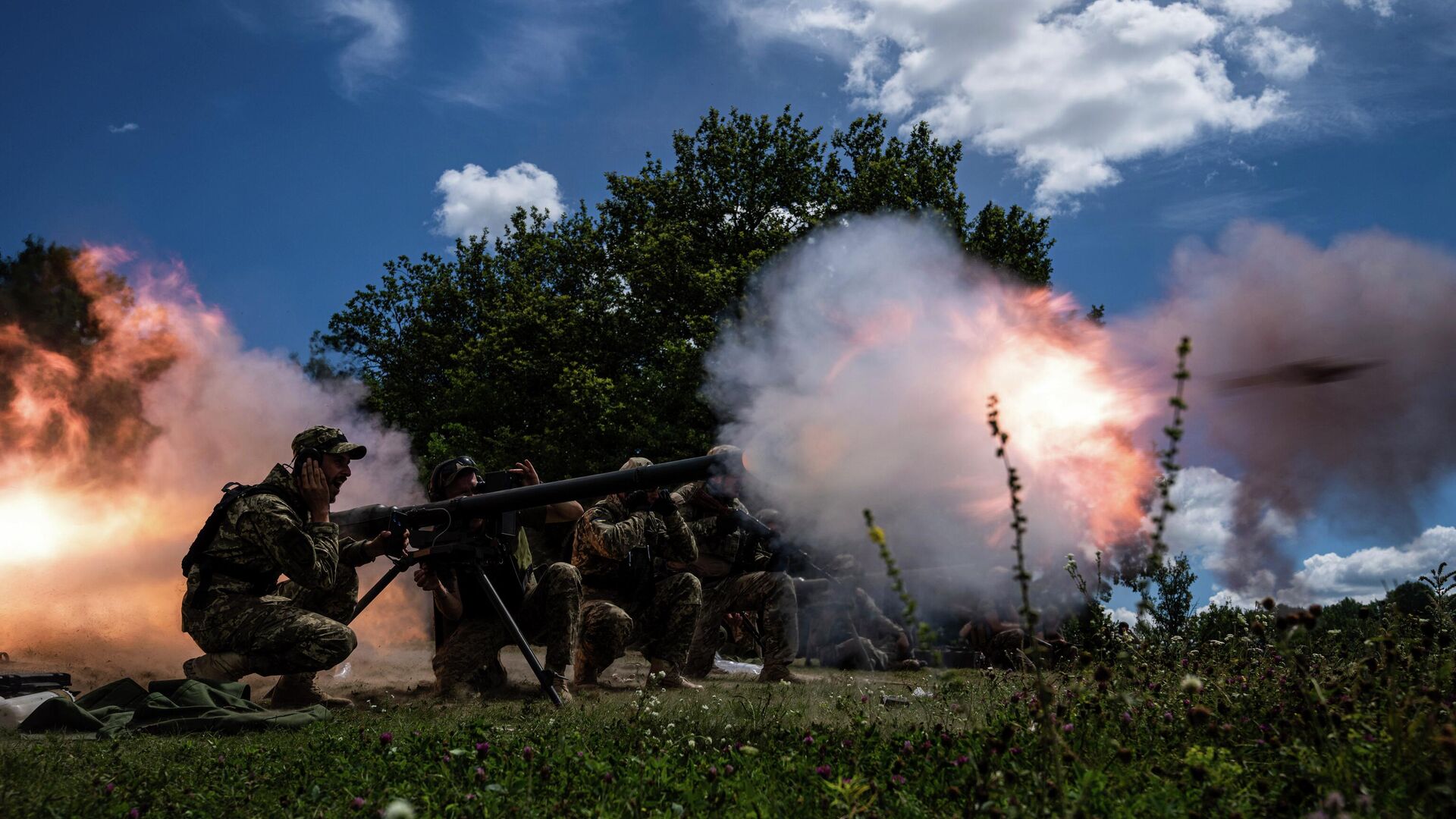 Украинские военнослужащие ведут огонь из станкового противотанкового гранатомета - РИА Новости, 1920, 27.07.2022