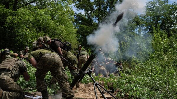 Украинские военнослужащие ведут огонь из 82-мм миномета