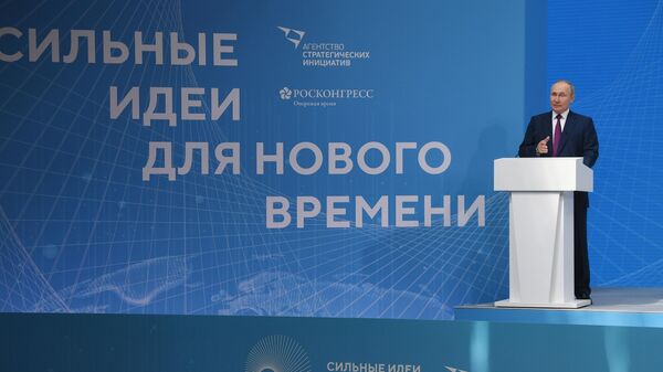 Президент РФ Владимир Путин выступает на пленарной сессии форума Агентства стратегических инициатив Сильные идеи для нового времени
