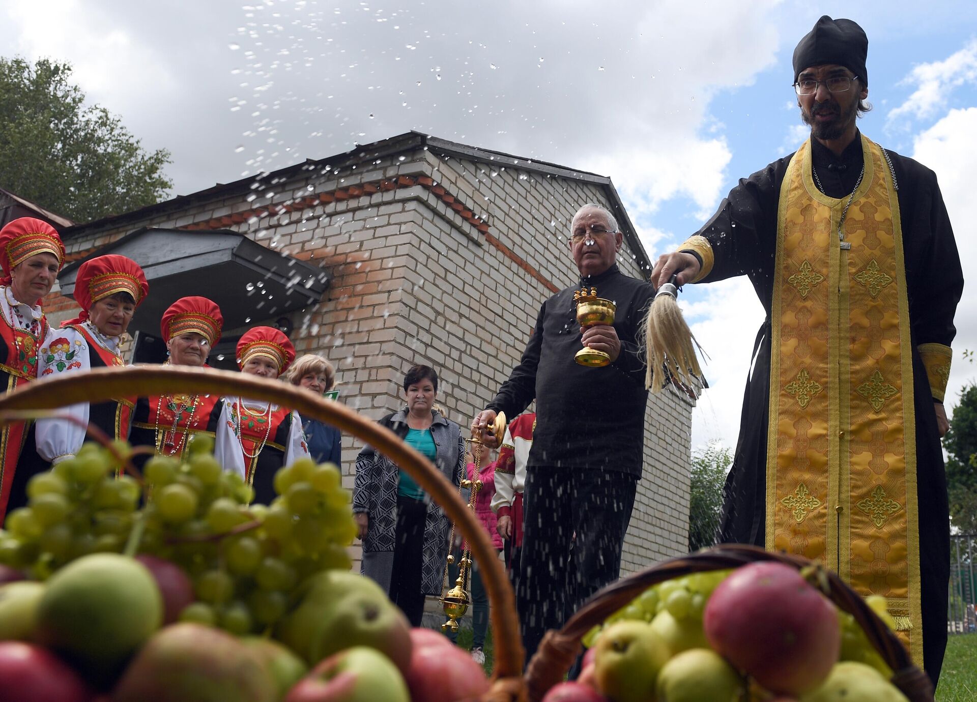 Освящение яблок в честь Преображения Господня на территории села Красновидово Камско-Устьинского района Республики Татарстан. - РИА Новости, 1920, 20.07.2022