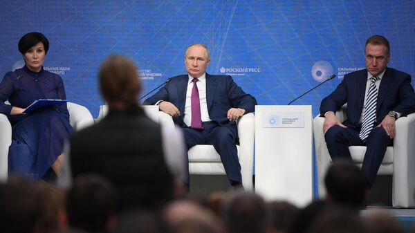 Президент РФ Владимир Путин принимает участие в пленарной сессии форума АСИ