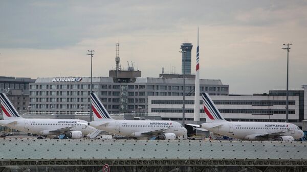 Самолет авиакомпании Эйр Франс в аэропорту.