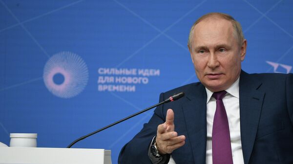 Президент РФ Владимир Путин принимает участие в пленарной сессии форума Агентства стратегических инициатив