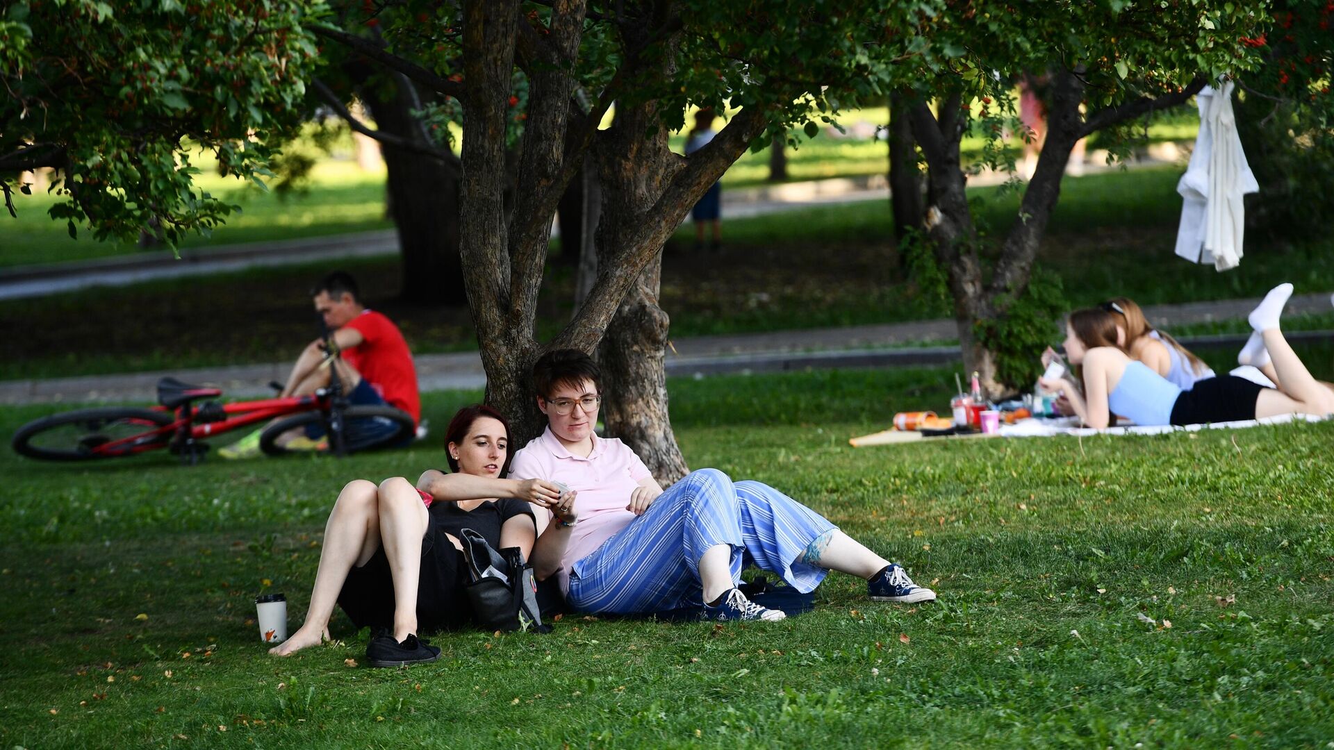 Отдыхающие в парке - РИА Новости, 1920, 03.07.2023