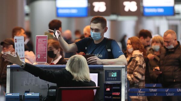 Пассажир возле стойки регистрации в аэропорту 