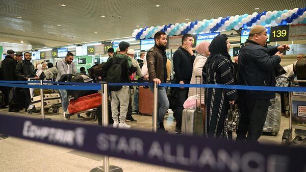 Пассажиры стоят в очереди на регистрацию в аэропорту