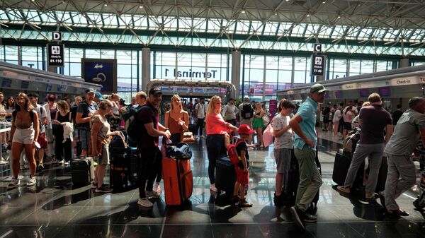 Очереди пассажиров аэропорту Леонардо да Винчи в Риме, связанные с забастовкой авиадиспетчеров