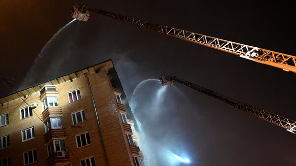 Сотрудники МЧС РФ тушат пожар в девятиэтажном жилом доме на Ленинском проспекте в Москве