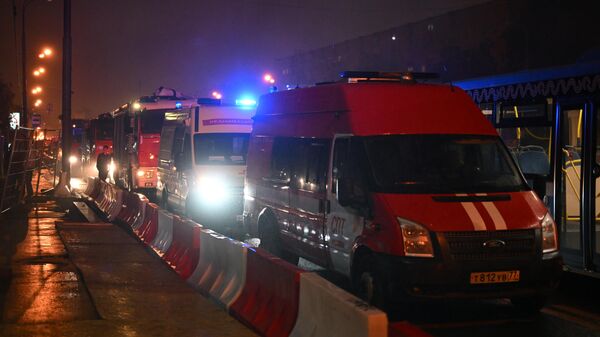 Автомобили экстренных служб у загоревшегося жилого дома в Москве