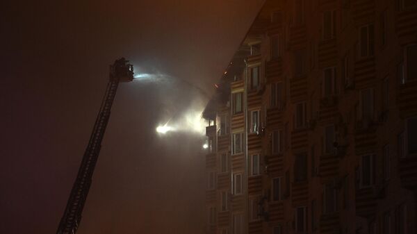 Сотрудники МЧС РФ тушат пожар в девятиэтажном жилом доме на Ленинском проспекте в Москве