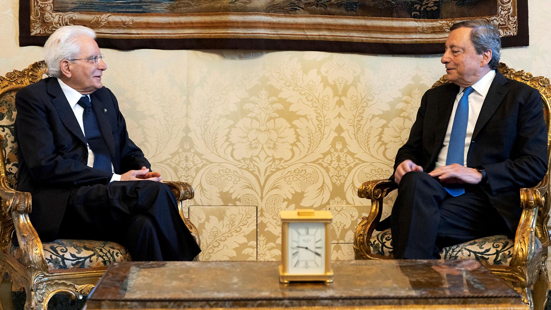 Президент Италии Серджо Маттарелла и премьер-министр Марио Драги во время встречи в Квиринальском дворце в Риме. 21 июля 2022 - РИА Новости, 1920, 21.07.2022