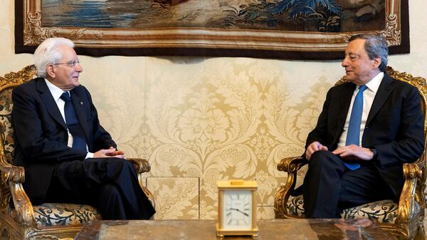 Президент Италии Серджо Маттарелла и премьер-министр Марио Драги во время встречи в Квиринальском дворце в Риме. 21 июля 2022